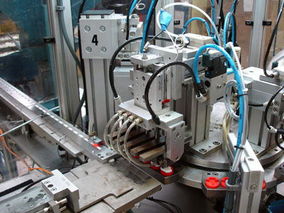 Máquina intermitente para a montagem de uma tampa de vinagre com componentes orientados a 10,000 pph
